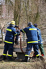 Die THW-Helfer bergen einen original Waschbrunnen aus einem Garten in Fürstenberg. Quelle: Warnemünde, MGR/SBG