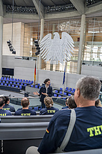 Im Plenarsaal des Deutschen Bundestags erhalten die THW'ler aus Neukölln von MdB Hakan Demir Einblicke ins Parlamentsgeschehen. Quelle: THW/ Susanne Giesen