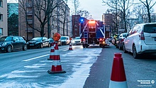 Über etwa einen Kilometer hatte sich ausgelaufendes Kühlmittel über eine Kreuzberger Straße verteilt. Die ehrenamtlichen THW-Helfer streuten die Flüssigkeit mit Ölbindemittel ab. Quelle: THW/Yannic Winkler
