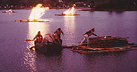 Auf dem Buga-See errichteten die THW-Helfer Holzflöße, die abends in Brand gesteckt wurden. Quelle: Bettina Becker