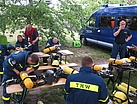 Vor der Übung bereiten die Helfer ihre Ausrüstung vor. Quelle: THW/Anja Villwock