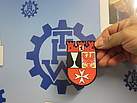 Das 1903 verliehene Wappen zeigt einen Kelch, einen Adler und ein Kreuz. Die dreitürmige Mauerkrone ist bei allen Berliner Bezrikswappen identisch. Quelle: THW/ Anja Villwock