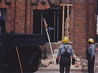 1979 fiel ein Kran in die Fassade eines Hauses in der Alten Jakobstraße und riss ein Loch in die Wand. Quelle: THW/ Neukölln