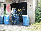 Fässer mit giftigem Inhalt müssen aus dem brandgefährdeten Gebäude geborgen werden. Foto: THW/Anja Villwock