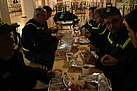 Die Helfer genießen ein Flüchtlings-Abendessen: Fladenbrot mit veraschiedenen Käsesorten. Quelle: THW/Joachim Schwemmer