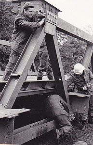 THW-Helfer beim Lehrgang für D-Brückenbau. Quelle: THW/ Neukölln