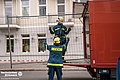 THW-Helfer aus Neukölln errichten einen Bauzaun vor einem evakuierten Haus in Britz. Quelle: THW/Anja Villwock