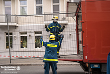 THW-Helfer aus Neukölln errichten einen Bauzaun vor einem evakuierten Haus in Britz. Quelle: THW/Anja Villwock