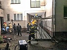 Feuerwehr und Polizei starten zu einem Kontrollgang durch das Gebäude, während die THW-Helfer den Gang bauen. Quelle: THW/ Florian Knapp