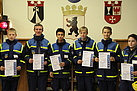 Sechs Jugendliche aus dem Ortsverband Neukölln freuen sich über ihr erstes Leistungsabzeichen in Bronze. Foto: THW/Joachim Schwemmer