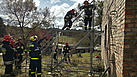 Mit dem Einsatzgerüstsystem üben die polnischen Feuerwehrleute, eine Fassade abzustützen. Quelle: THW/ Christian Michaelis, Christian Utech, Johannes Bock
