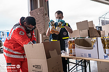 Packen für unter Quarantäne stehende Neuköllner Bürger. Quelle: THW/Yannic Winkler