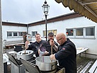 Im Atrium des Neuköllner Ortsverbandes bereiten die THW-Köche das warme Essen für die Helfenden auf dem Weihnachtsmarkt vor. Quelle: THW/ René Guder