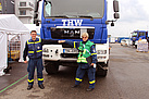 Zwei Neuköllner THW-Helfer trafen sich zufällig im Bereitstellungsraum am Nürburgring. Der eine fuhr den THW-Reisebus voller Einsatzkräfte in das Unwettergebiet und die andere machte Öffentlichkeitsarbeit für die THW-Leitung in Bonn.