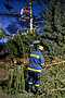 Sturmtief Ylenia fegt über Berlin. Zusammen mit der Feuerwehr beseitigen die THW-Einsatzkräfte die durch umstürzende Bäume verursachten Schäden. Quelle: Anja Villwock