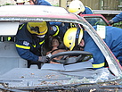 Die Helfer kümmern sich im Inneren des Fahrzeugs um den Patienten und bereiten den Abtransport vor. Quelle: THW/ Anja Villwock