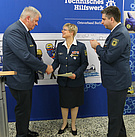 THW-Präsident Albrecht Broemme (li) und Landesbeauftragter Sebastian Gold (re) gratulieren Anja Villwock. Quelle: THW/ Joachim Schwemmer