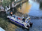 Der THW-Bootsführer steuert die verschiedenen Messpunkte mit dem Mehrzweckboot an. Quelle: THW/ Yannic Winkler