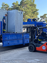 So genannte Fenceboxen transportieren Einsatzkräfte des THW auf das Messegelände. Quelle: THW/ Yannic Winkler