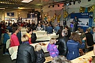 In Feierlaune präsentiert sich die Fahrzeughalle des Ortsverbandes Berlin Neukölln. Quelle: THW/ Joachim Schwemmer