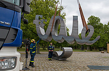 Stahlskulptur am Kranhaken des THW. Quelle: THW/Yannic Winkler