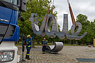 Stahlskulptur am Kranhaken des THW. Quelle: THW/Yannic Winkler