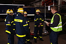 In der Teamprüfung erhalten vier Helferanwärter die Aufgabe, gemeinsam eine verletzte Person mit dem Schleifkorb aus einem Tunnel zu retten. Foto: THW/Joachim Schwemmer