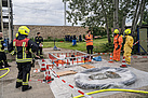 Die Freiwilligen von der Neuköllner Feuerwache bauen einen Dekontaminationsplatz auf. Quelle: THW/ Anja Villwock