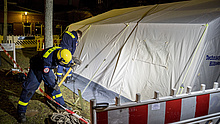Schnell bauen die THW'ler ein neues Zelt für die Neukölner Corona-Abstrichstelle auf. Quelle: THW/Yannic Winkler