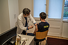 Ein THW-Helfer erhält seine Booster-Impfung. Quelle: THW/ Anja Villwock