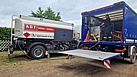 Diesel-Nachschub wird geliefert und in die mobile Tankanlage auf dem Einsatzfahrzeug gepumpt. Quelle: THW/ Dominic Herold