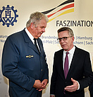 Natürlich dürfen die 'Chefs' des THW auch nicht fehlen: THW-Präsident Albrecht Broemme (links) im Gespräch mit Bundesinnenminister Thomas de Maizière (rechts). Quelle: THW/ Kai-Uwe Wärner