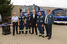 THW-Ortsbeauftragter Brookert Burri (rechts) begrüßt EU-Kommissar Christos Stylianides (3. von rechts) in der Neuköllner Liegenschaft. Quelle: THW/Joachim Schwemmer