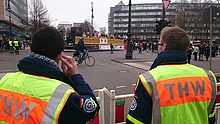 THW-Helfer sichern die Straßensperren für die Umzugswagen des Berliner Karnevals ab. Quelle: THW/ Christian Michaelis/Yannic Winkler