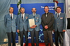 Joachim Schwemmer (Bildmitte) wurde das Ehrezeichen in Bronze verliehen. Foto: THW/Florian Knapp