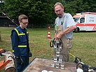 THW-Helfer Lukas Moldenhauer passt auf, dass Müller Michael Schillhaneck den Hydraulikspreizer richtig bedient. Quelle: THW/Joachim Schwemmer
