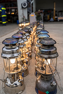 Die Petromax-Lampen verzaubern dem Alt-Rixdorfer Weihnachtsmarkt mit ihrem besonderen Licht. Quelle: THW/Anja Villwock